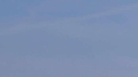 Los visitantes caminan alrededor de un monumento a las víctimas de COVID-19 en el Observatorio Griffith, el 19 de noviembre de 2021, en Los Ángeles.