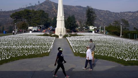 Los visitantes caminan alrededor de un monumento a las víctimas de COVID-19 en el Observatorio Griffith, el 19 de noviembre de 2021, en Los Ángeles.