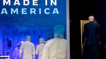 La Administración Biden impulsa la inversión en producción de microchips en EE.UU.