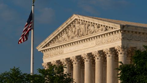 La Corte Suprema avaló ley contra migrantes de Texas.