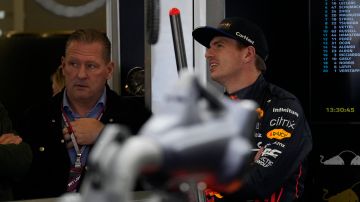Jos Verstappen acompañando a su hijo quien fue blanco de rumores sobre una posible salida anticipada de la escudería Red Bull.