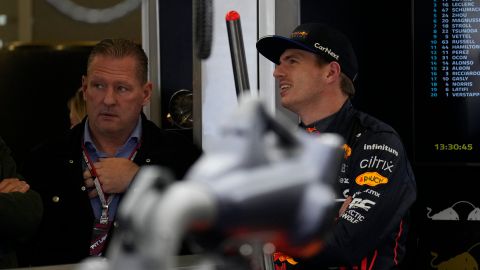 Jos Verstappen acompañando a su hijo quien fue blanco de rumores sobre una posible salida anticipada de la escudería Red Bull.