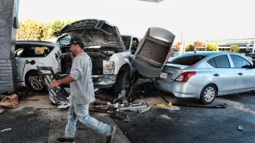 Escena de un accidente de tránsito en una estación de gasolina en el barrio de Panorama City, en Los Ángeles.