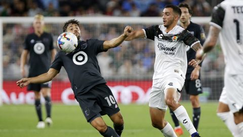 Carles Gil, de la MLS, disputa un balón con Luis Chávez, de la Liga MX, en el MLS All Star Game del 2022.