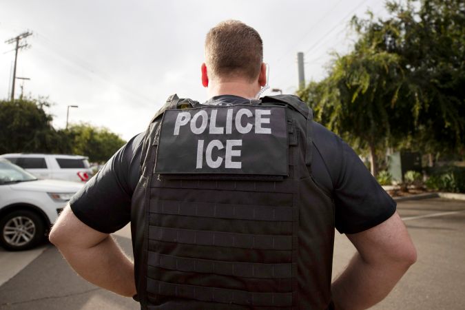 Solamente agencias federales como ICE están autorizadas a arrestar inmigrantes en EE.UU.