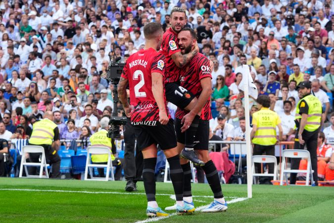 Los jugadores del Mallorca celebrando la victoria conseguida este sábado ante el Granada, la segunda para ellos en los últimos tres partidos de LaLiga.