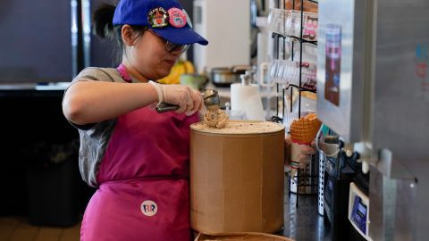 Multan a tienda de helados de Baskin Robbins por violación laboral a 64 menores de edad