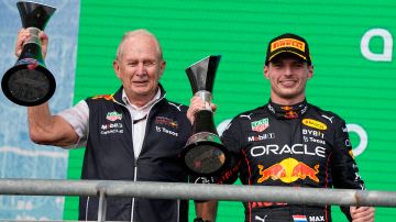 Helmut Marko, asesor de Red Bull, celebrando una victoria del piloto neerlandés, Max Verstappen, con quien mantiene una relación muy especial.
