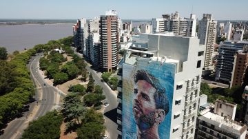 Imagen de la ciudad de Rosario, donde se aprecia un mural dedicado a Messi y al fondo el río Paraná.