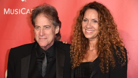 La esposa de Richard Lewis agradeció a los fans del comediante por el apoyo