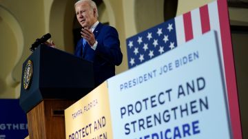 El presidente Biden defiende los programas de seguridad social y médica.