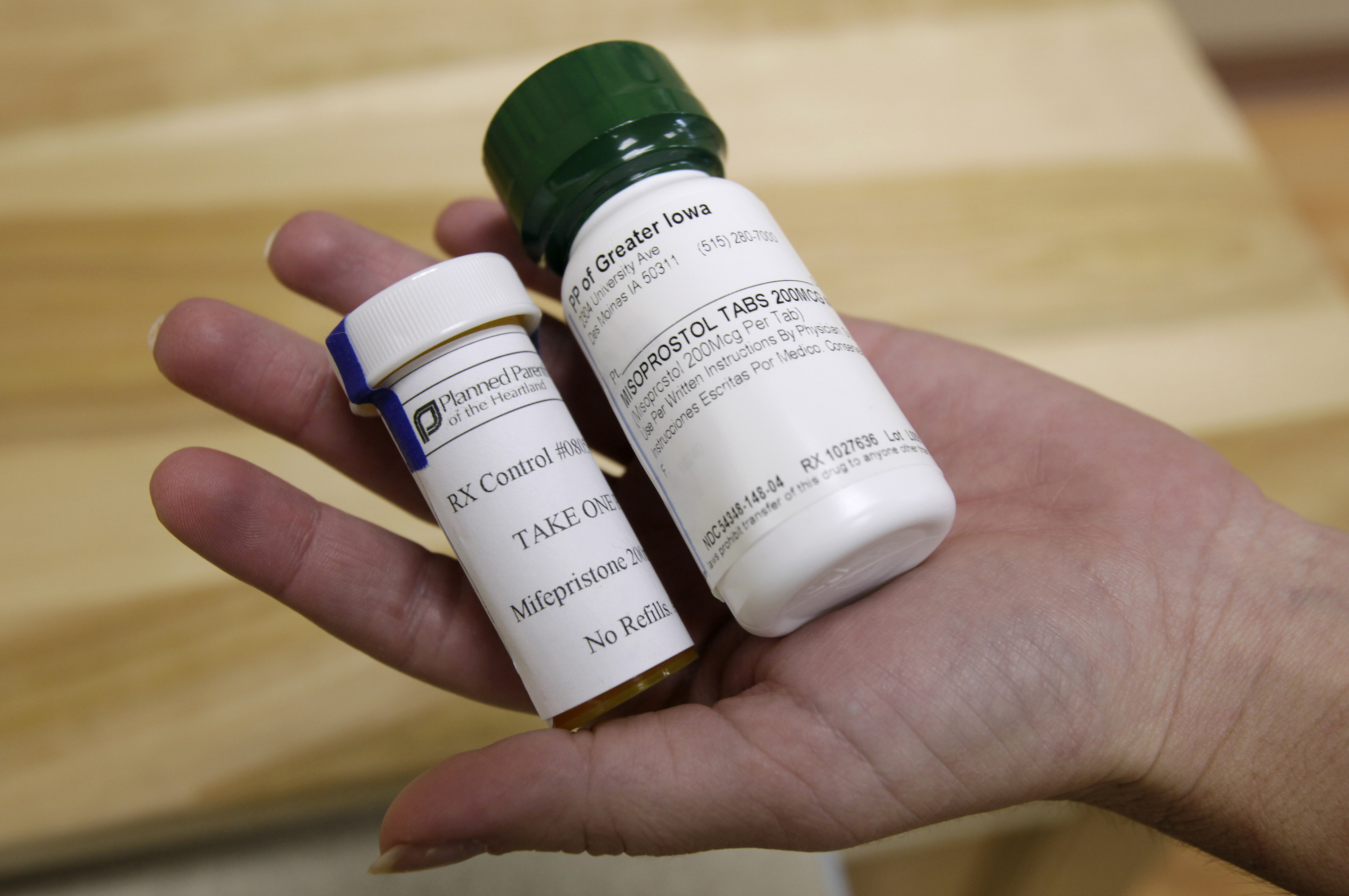 Las pastillas abortivas mifepristona (izquierda) y misoprostol (derecha) se convirtieron en el método preferido para interrumpir el embarazo en Estados Unidos.