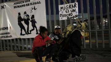 A un año de la tragedia en Ciudad Juárez, cierran centros migratorios en México para mejorar seguridad