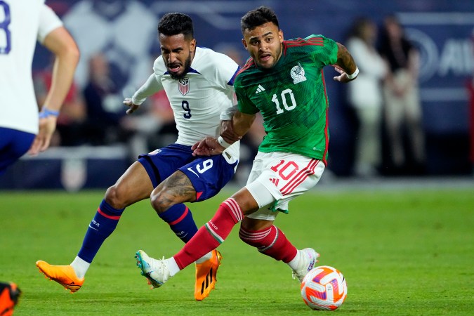 Alexis Vega durante un partido amistoso que disputó con la Selección de México ante Estados Unidos el pasado 20 de abril en Arizona y que terminó en un empate 1-1.