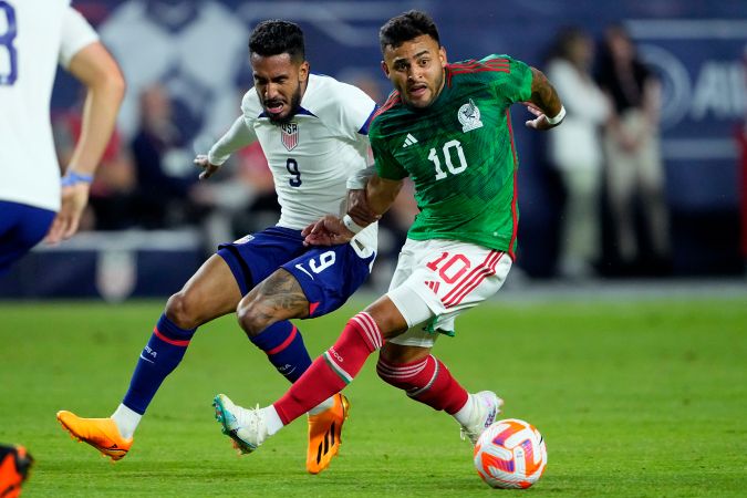 Alexis Vega durante un partido amistoso que disputó con la Selección de México ante Estados Unidos el pasado 20 de abril en Arizona y que terminó en un empate 1-1.