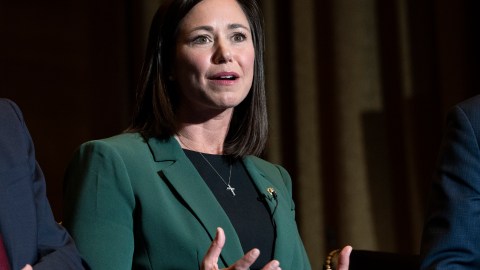Britt abordó los costos del cuidado de los niños y los obstáculos para comprar una casa en su discurso de respuesta.