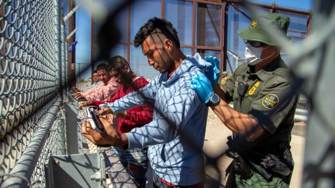 Corte Suprema frena polémica ley de Texas que autoriza a policías a expulsar migrantes