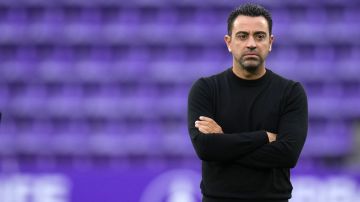 Barcelona's head coach Xavi Hernandez arrives on the pitch before the Spanish La Liga soccer match between Valladolid and FC Barcelona at the Jose Zorrilla stadium in Valladolid, Spain, Tuesday, May 23, 2023. (AP Photo/Manu Fernandez)