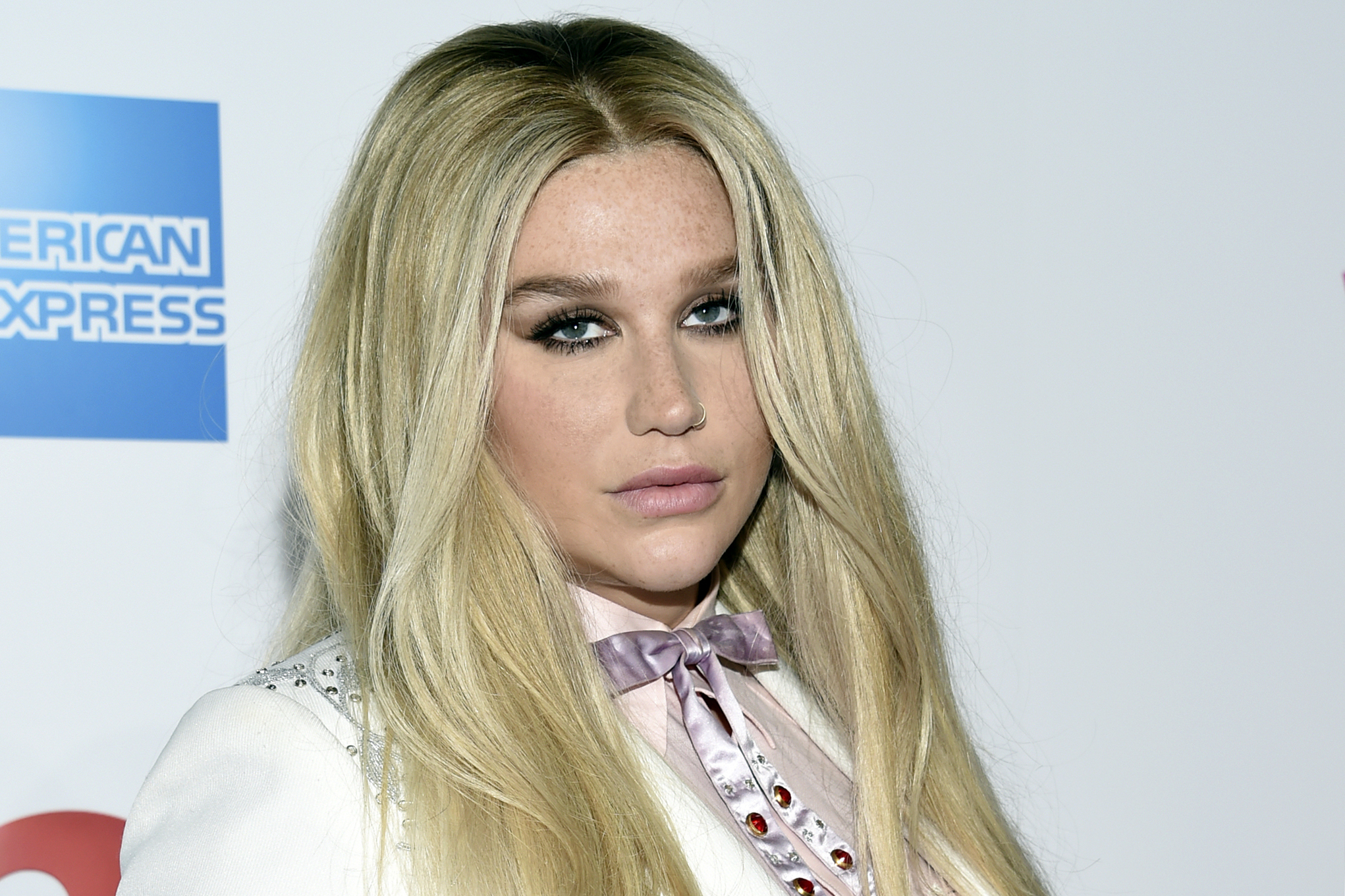 Ahora entiendo porque mierkesha quería ganar ese juicio a como diera lugar.  Porque papi luke puede comprar a ese refrigerador sin talento 20 veces.  (Recordemos que kesha ya se gastó todo su, image size:2042x1361