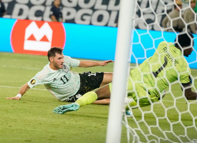 Santiago Giménez reconoció hace poco que le ha costado ganarse el puesto de titular en la Selección de México a pesar de que ha tenido oportunidades para conseguirlo.
