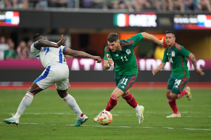 Santiago Giménez cuenta con el respaldo del seleccionador mexicano, Jaime Lozano, quien tuvo la oportunidad de visitar el mes pasado en Rotterdam durante su gira por Europa.