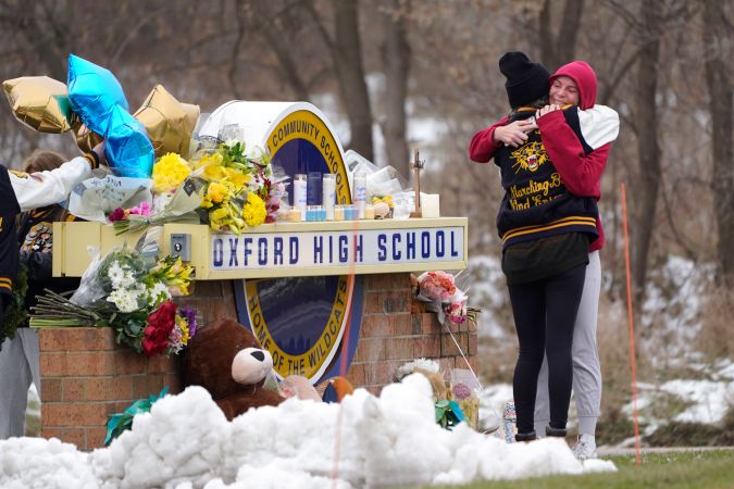 Padre del tirador de la escuela en Michigan es juzgado por homicidio involuntario
