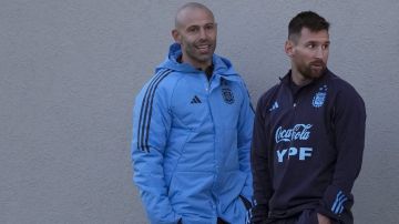 Argentina's Lionel Messi, right, and U-23 Argentina's coach Javier Mascherano talk at the end of a training session prior to a qualifying soccer match for the FIFA World Cup 2026 against Ecuador, in Buenos Aires, Argentina, Tuesday, Sept. 5, 2023.(AP Photo/Natacha Pisarenko)