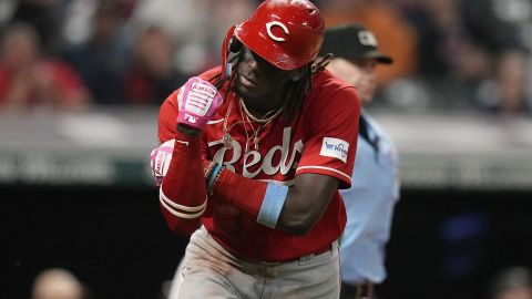 Cincinnati Reds' Elly De La Cruz gestures after hitting a home run against the Cleveland Guardians during the ninth inning of a baseball game Tuesday, Sept. 26, 2023, in Cleveland. (AP Photo/Sue Ogrocki)