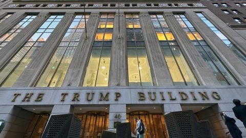 Si Trump no paga la fianza, podrían confiscarle propiedades como el edificio de oficinas Trump Building en 40 Wall Street.