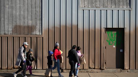 Inmigrantes caminan frente a un refugio en el barrio de Pilsen de Chicago.