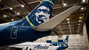 Nuevo incidente de Boeing: Parabrisas de un avión de Alaska Airlines se agrietó al aterrizar
