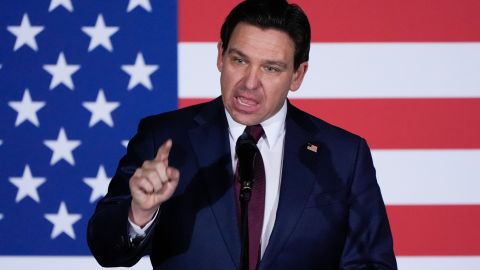 DeSantis continúa reforzando leyes estatales contra los inmigrantes en Florida.