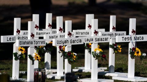 Renuncia el jefe de policía de Uvalde tras publicación de informe sobre el tiroteo en la primaria Robb