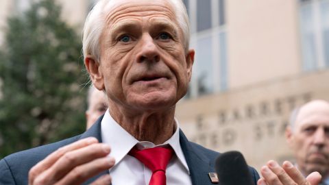 Corte de apelaciones rechaza intento del exasesor de Trump, Peter Navarro, de evitar la prisión por desacato