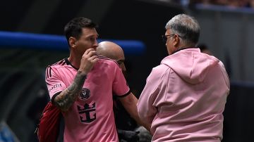 "Tata" Martino conversando con Lionel Messi durante un partido de la pretemporada que hizo el Inter Miami en Arabia Saudita.