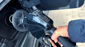Los estadounidenses lidian con alzas en el costo de la gasolina.
