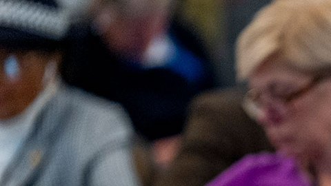 Latinos nacidos en EE.UU. prefieren recibir noticias en inglés que en español