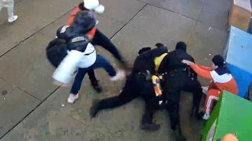 Retiran cargos por ataque a policías de Nueva York a migrante que hizo gestos obscenos a la prensa