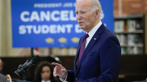 Biden anunció la condonación de deuda estudiantil para casi 80,000 empleados públicos.