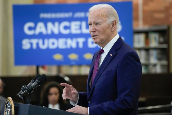 Biden anunció la condonación de deuda estudiantil para casi 80,000 empleados públicos.