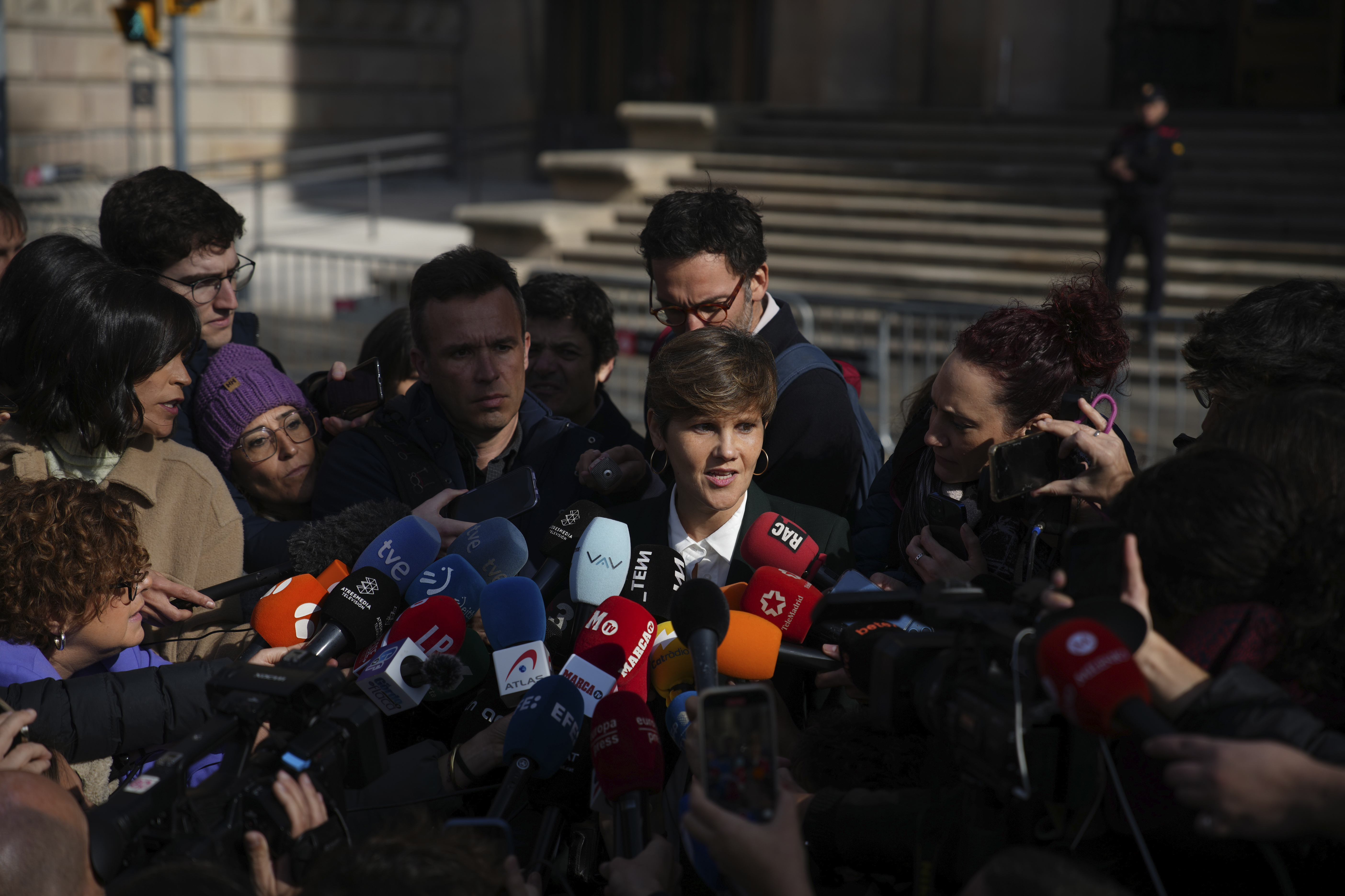 Inés Guardiola, la abogada del ex futbolista brasileño Dani Alves, hablando con los medios de comunicación durante el juicio por agresión sexual.