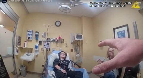 Nex Benedict, en la cama, y su madre, Sue Benedict, en un hospital, el miércoles 7 de febrero de 2024. Al día siguiente, Nex murió.