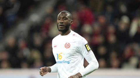 Josuha Guilavogui, jugador del Mainz de la Bundesliga presentó problemas para respirar tras un choque, hasta que el árbitro lo auxilió,