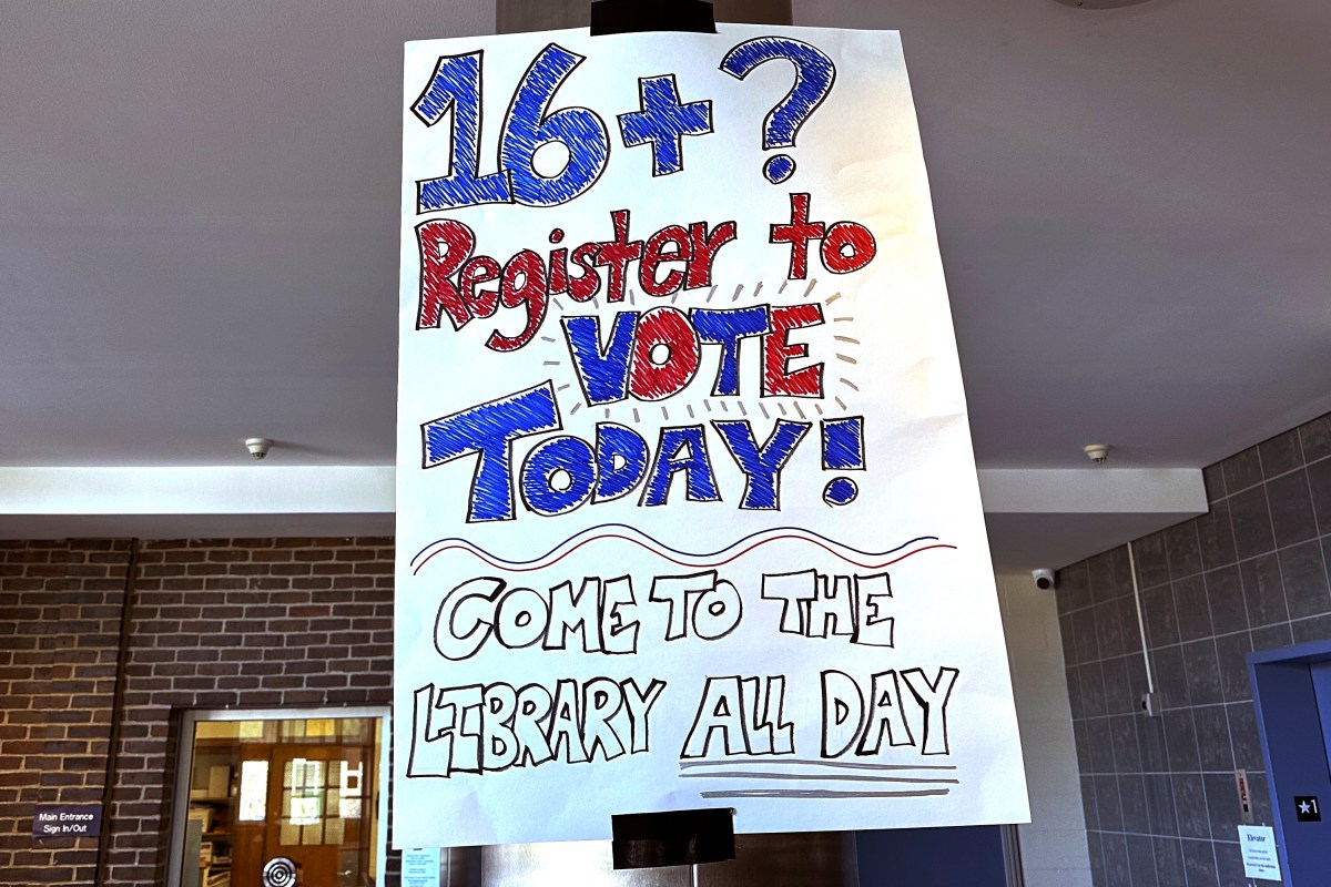 Un letrero anima a registrarse para votar en una escuela en Vermont, donde con 16 y 17 años se puede votar en elecciones locales y con 18 años en noviembre, en las elecciones generales.