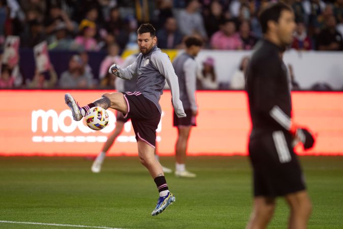 El astro argentino Lionel Messi durante un calentamiento previo a un encuentro ante Los Ángeles Galaxy correspondiente a la Major League Soccer.