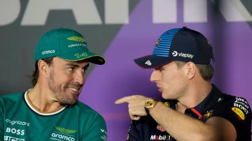 El español Fernando Alonso conversando con el neerlandés Max Verstappen durante un momento previo al Gran Premio de Bahréin que abrió la temporada 2024 de la F1.