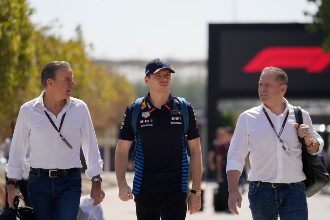 El piloto de Red Bull, Max Verstappen, caminando acompañado de su representante Raymond Vermeulen y de su padre Jos Verstappen durante el pasado fin de semana en el Gran Premio de Bahréin.