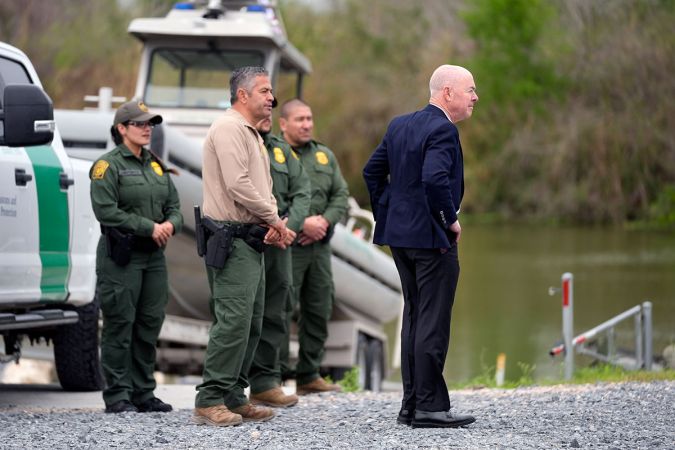 Mayorkas dice que la Administración de Biden ha expulsado a más migrantes que la de Trump