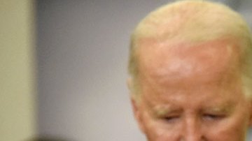 Mayorkas dice que la Administración de Biden ha expulsado a más migrantes que la de Trump