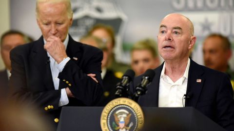 Mayorkas dice que la Administración de Biden ha expulsado a más migrantes que la de Trump